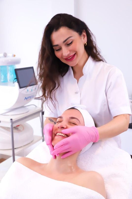 "Ervaar de Ultieme Verzorging met Onze Gezichtsbehandelingen: Boek Nu"